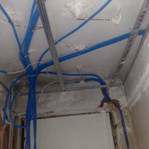 passage câblage dans le plafond
