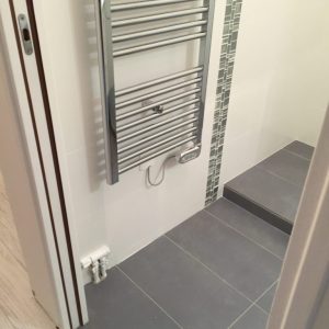 espace douche avec sèche-serviettes